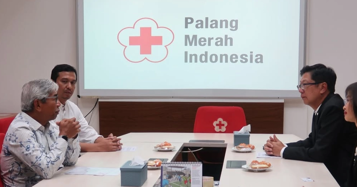 Mr. A.M. Fachir, PMI Secretary-General, with ThaiCham Indonesia together with H.E. Mr. Prapan Disyatat, Ambassador of the Kingdom of Thailand to the Republic Indonesia, and H.E. Ms. Prinat Apirat, Ambassador and Permanent Representative of Thailand